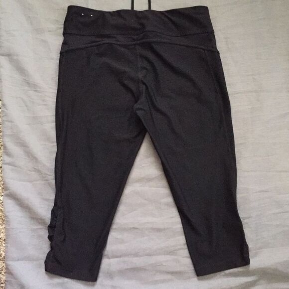 Black Compression Capris Sz Medium - Picture 5 of 6
